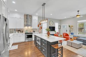 Кухня или мини-кухня в CMA FEST The BlueBelle E Nash Songwriter Stay 3 Bed 3 Bath Hot Tub Fenced Yard 30 or more Days by SkyRun Nashville
