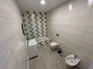 un baño con lavabo e inodoro en Casa Jonhy, en Faro 5 fotos más