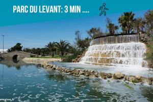 una cascata in mezzo a una piscina d'acqua di Studio GIGI 50 m mer climatisation plein centre a Palavas-les-Flots Altre 14 foto