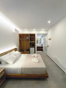 Postel nebo postele na pokoji v ubytování Zen Beach Suite Faliraki