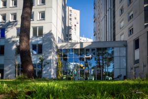 un edificio de cristal en una ciudad con edificios altos en CIS Nantes Le Spot, en Nantes