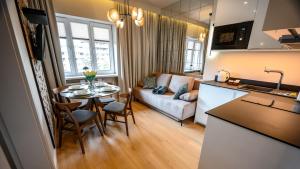 Kuchyňa alebo kuchynka v ubytovaní Apartamenty Sun & Snow Krynica Zdrój Pułaskiego