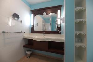 un bagno con lavandino e specchio di 2 Pièces Premium avec terrasse vue mer Résidence Pierre et Vacances a Sainte-Luce
