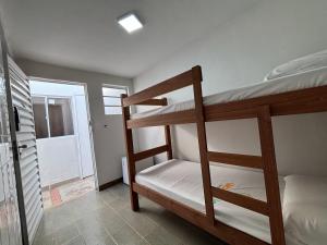 Cama ou camas em um quarto em Wafeh Pampulha Suítes