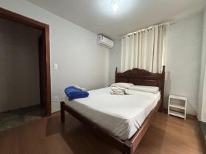 Cama ou camas em um quarto em Wafeh Pampulha Suítes