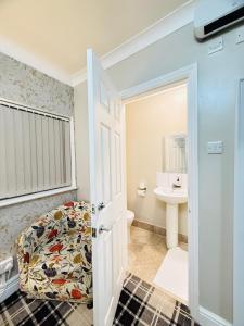 a bathroom with a toilet and a sink at 4 Sisters Inn in Theydon Bois