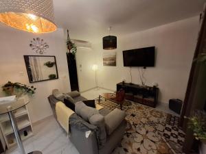 un soggiorno con divani e TV a schermo piatto di Le soleil de l'estaque a Marsiglia