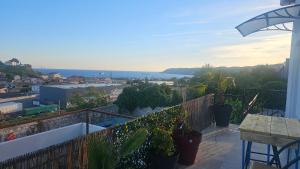 un balcone di una casa con vista sull'oceano di Le soleil de l'estaque a Marsiglia
