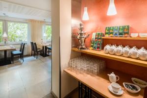 Příslušenství pro přípravu čaje a kávy v ubytování Hotel Rennschuh