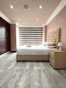 een slaapkamer met een groot bed en een groot raam bij Accommodation Front - Spectacular 2 Bedroom with Canal Views Near Ushaka in Durban