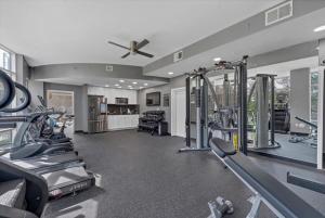 Fitness centrum a/nebo fitness zařízení v ubytování Lovely 2Bdrm 2Bath Thorton Park Condo with secure parking