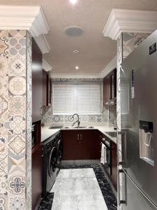 een keuken met een wasmachine en droger in de kamer bij Accommodation Front - Spectacular 2 Bedroom with Canal Views Near Ushaka in Durban