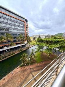 een uitzicht op een gebouw en een rivier met gebouwen bij Accommodation Front - Spectacular 2 Bedroom with Canal Views Near Ushaka in Durban +29 foto's