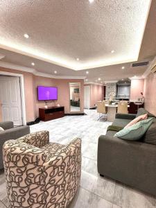 een woonkamer met twee banken en een flatscreen-tv bij Accommodation Front - Spectacular 2 Bedroom with Canal Views Near Ushaka in Durban