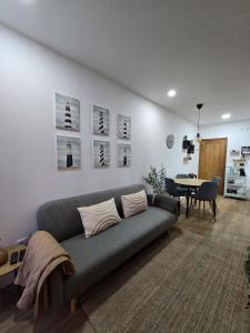 een woonkamer met een bank en een tafel bij Cantinho Averomar in Póvoa de Varzim +7 foto's