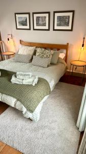 Un dormitorio con una cama grande con una manta verde. en Stay at No12, en Lyme Regis