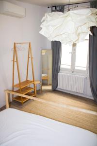 un dormitorio con una cama y un espejo en Les chambres Saint-Roch, en Arles 3 fotos más