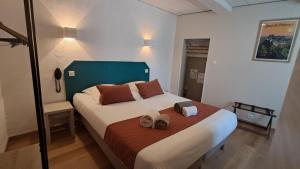 オランジュにあるHôtel L'Herbier d'Orangeのベッドとタオル2枚のある寝室 +33枚の写真