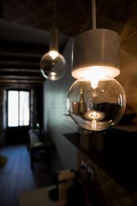 a room with two lights and a bowl of food at "Un Lieu Unique" le Gold et le Cocon in Annecy
