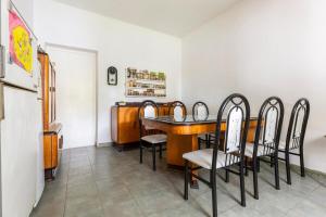 a dining room with a wooden table and chairs at Casa García MDZ in Mendoza +12 photos