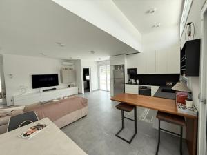 sala de estar amplia con sofá y mesa en Villa Ginevra, en Otranto 2 fotos más