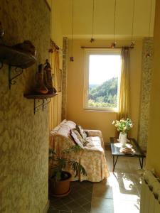 Schlafzimmer mit einem Bett und einem Fenster in der Unterkunft La Cantina Del Sole in Riccò del Golfo di Spezia