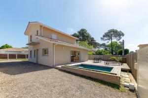a house with a swimming pool in a yard at Villa Cazaline - Piscine Privée in La Teste-de-Buch