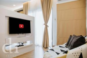 TV a/nebo společenská místnost v ubytování Symphony Tower I Menara Simfoni by Dehoz Suites