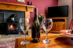ベバリーにあるGranary 3 bedroomsのワイングラス2杯付きのテーブルに座ったワイン1本 +19枚の写真