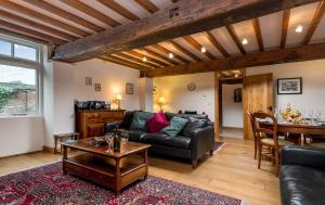 ベバリーにあるGranary 3 bedroomsのソファとテーブルのあるリビングルーム