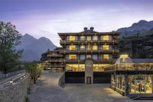 Nespecifikovaný výhled na hory nebo výhled na hory při pohledu z hotelu