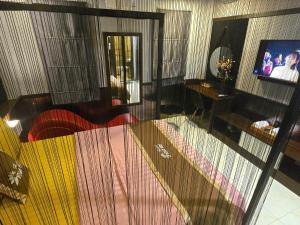 TV a/nebo společenská místnost v ubytování Kha Thy Hotel 2