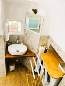 een badkamer met een wastafel en een houten tafel bij Casa L'Isule in Cisternino +12 foto's