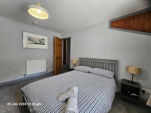 Postel nebo postele na pokoji v ubytování Bannsvale Farmhouse, Mount Hawke, Cornwall,