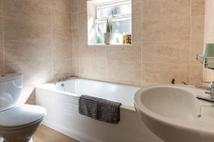 Koupelna v ubytování Bannsvale Farmhouse, Mount Hawke, Cornwall, + 88 fotografií