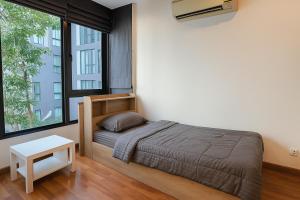 バンコクにあるZenith Place Huge 2BR Low-rise condoのベッドと大きな窓のある寝室 +18枚の写真