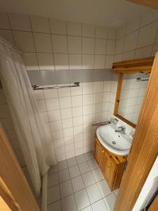 une salle de bain avec un lavabo et un miroir dans l'établissement Pracondu 2 001 - OUTDOOR & FUN charming apartment, à Nendaz