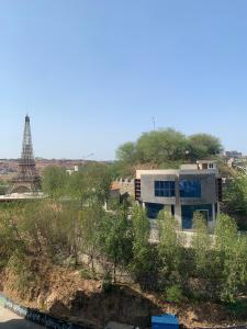 un bâtiment au sommet d'une colline avec une tour dans l'établissement Subleasing Pakistan, à Rawalpindi