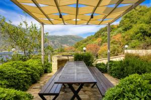 Nespecifikovaný výhled na hory nebo výhled na hory při pohledu z vily