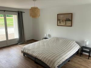 Ένα ή περισσότερα κρεβάτια σε δωμάτιο στο Maison au cœur des Bertranges