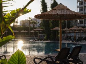Bazén v ubytování Atlantica Oasis Hotel nebo v jeho okolí