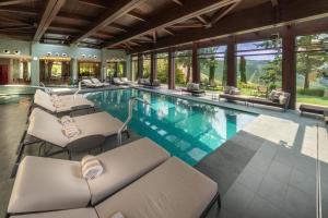 Bazén v ubytování Il Boscareto Resort & Spa nebo v jeho okolí