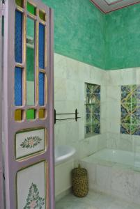 bagno con vasca, lavandino e finestra di Dar Ben Gacem a Tunisi