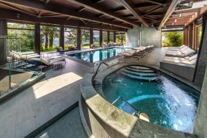 Bazén v ubytování Il Boscareto Resort & Spa nebo v jeho okolí