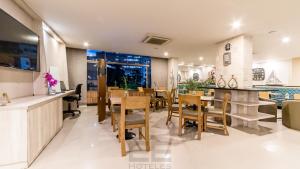Η κουζίνα ή μικρή κουζίνα στο Leblón Suites Hotel