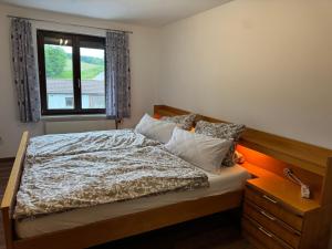 un dormitorio con una cama y una ventana en suites11 com - contactless check-in, en Schlüßlberg