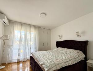 Ένα ή περισσότερα κρεβάτια σε δωμάτιο στο Alex Apartment