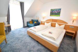 Postel nebo postele na pokoji v ubytování AKZENT Hotel Franziskaner