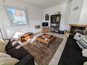 TV a/nebo společenská místnost v ubytování La Rognouse - Maison vue mer