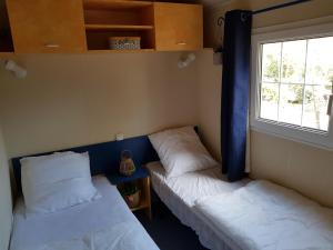 Ένα ή περισσότερα κρεβάτια σε δωμάτιο στο Camping Hello Soleil